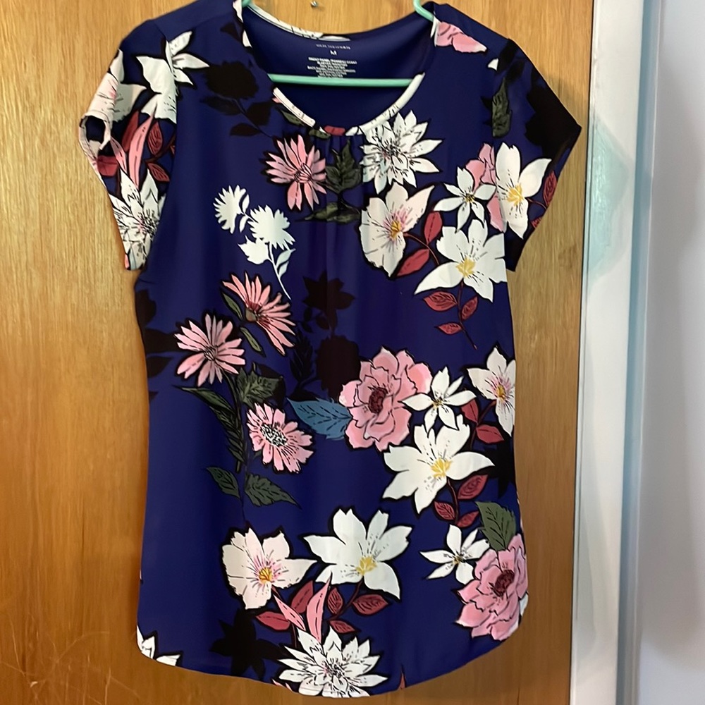 Short sleeve Van Heusen blouse. Blue with floral print
